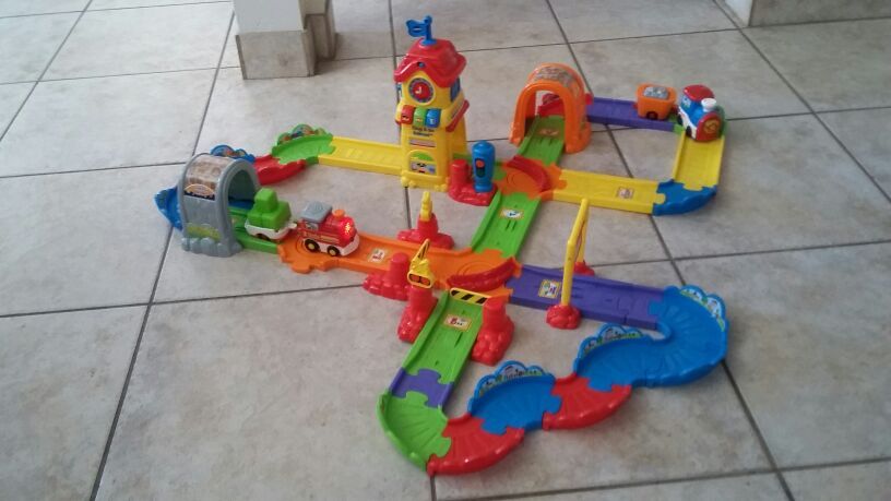 VTech Go Go Smart Wheels Chug and Go Railroad + Extra Train