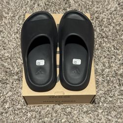 Onyx Yeezy Slide Adidas(size 8)