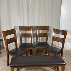 4 Chairs & A Bench / 4 Sillas Y Una Banca