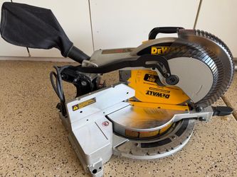 DeWalt 12”Compound Miter Saw