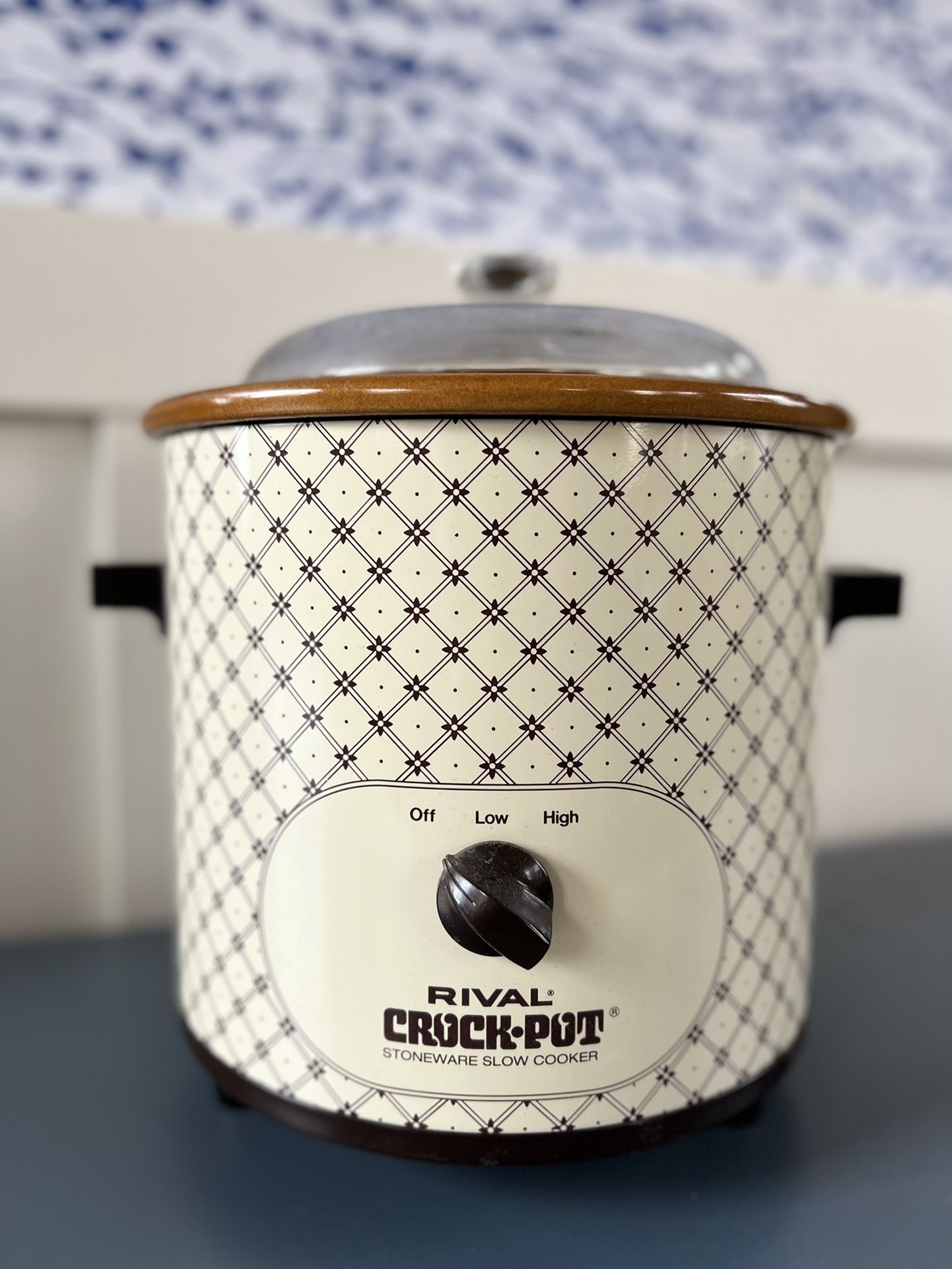Retro Brown And White Floral Print Crockpot