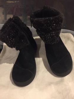 Pair of black suede sheepskin boots TOMS