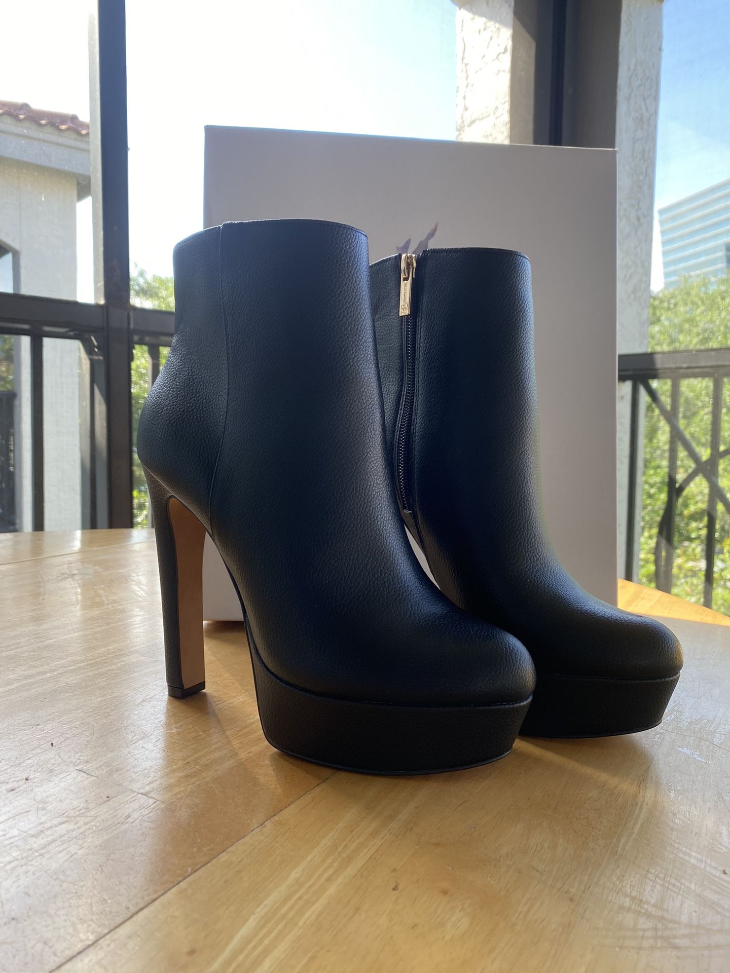 LOUIS VUITTON PUMPS 7.5 for Sale in Miami, FL - OfferUp