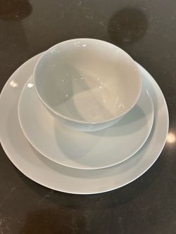 White place setting for 10
