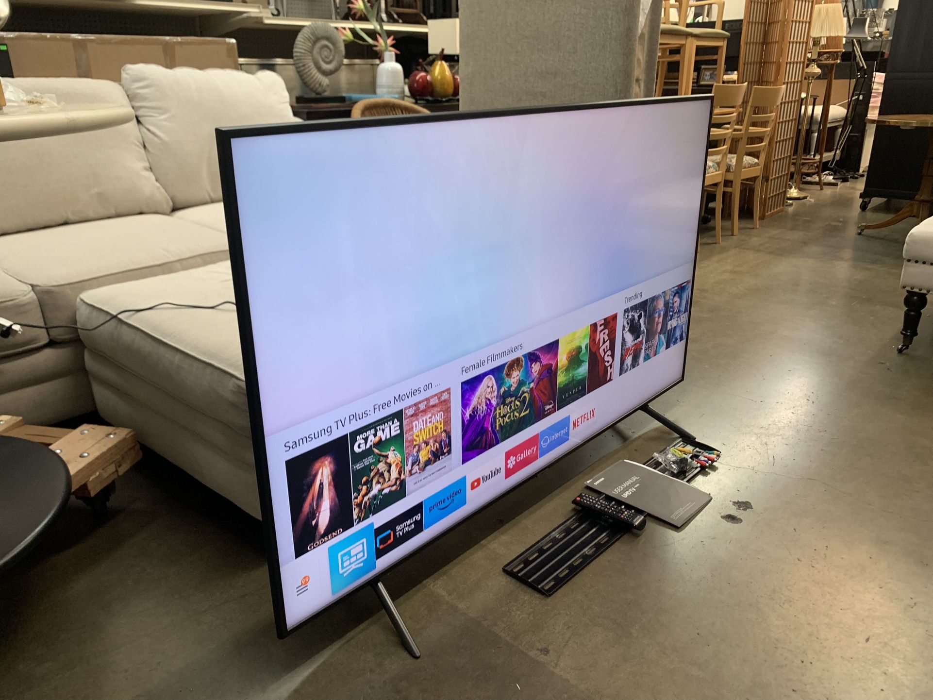 Samsung 7 Series NU7100 65 Inch - Flat 4K UHD Smart LED TV Perfect Working Condition with Wall Mount