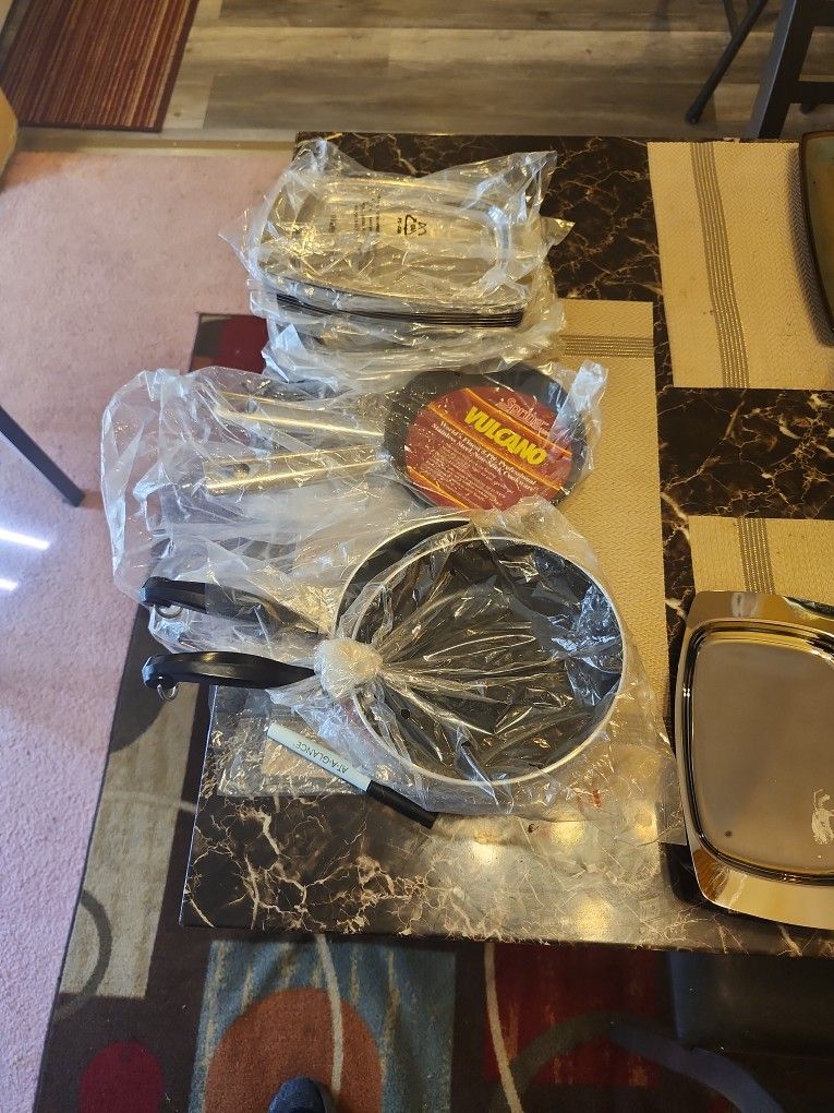 16 Cream And Sugar Trays , 4 Non Stick Pans