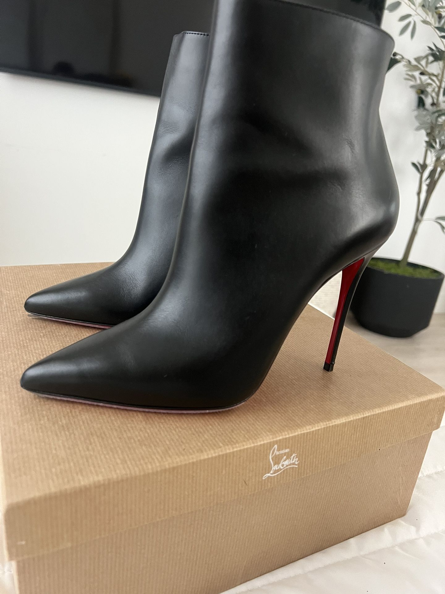 Christian Louboutin So Kate Booty Size 8