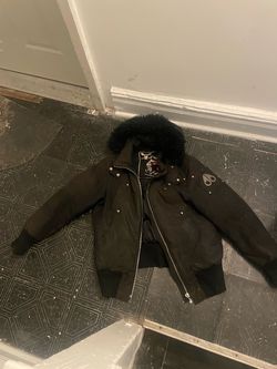 Authentic Moose Knuckles Black Bomber Jacket with Fur Hood – XL (fits like M/L)
