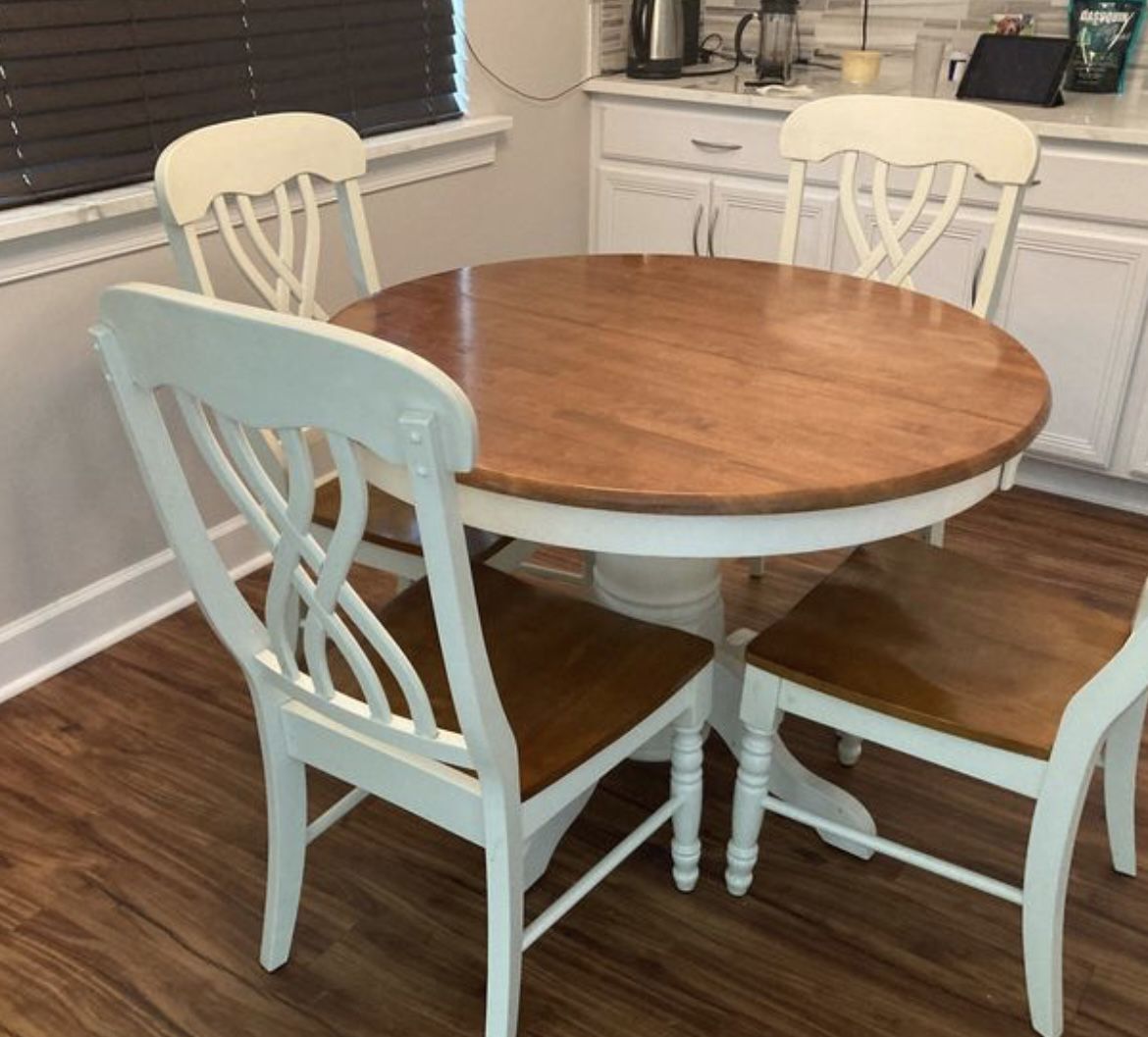 Beautiful Solid Wood Kitchen/dining Set With 4  Matching Chairs