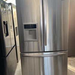 Kenmore beautiful stainless steel refrigerator looks like new French door everything works perfectly first come first served 