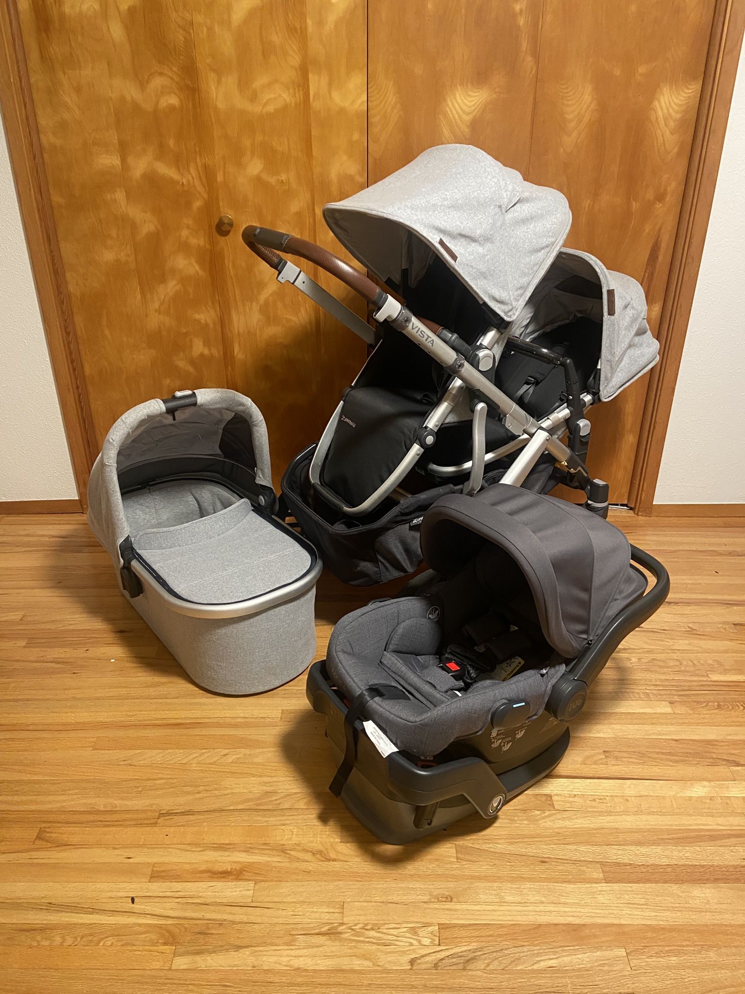 Uppababy Vista V2 Double Stroller with Bassinet and Car Seat Light Grey