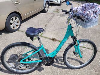 Like New Giant Sedona W Disc Brakes XS Low Step frame Bike Bicycle Bought and not used all tuned up. Includes Lights, basket, bell, and sideview mirro