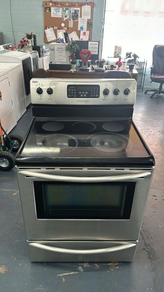 Self Cle ans Electric Sto ve Frigi daire Fully Functional