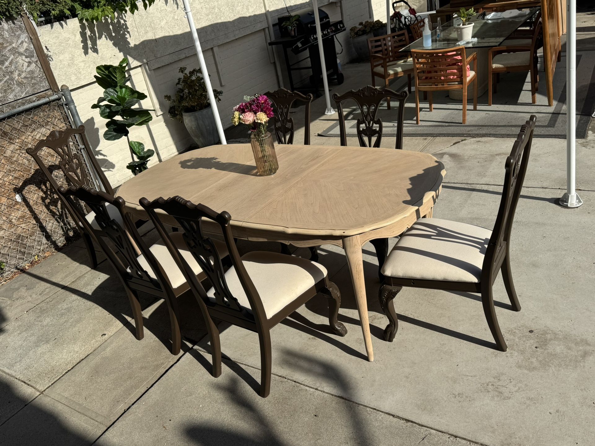 Oak Dining Table with Leaf / 4-6 Chairs
