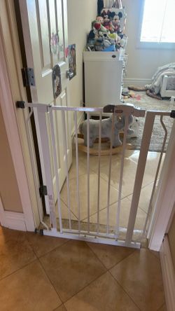 Regalo Walk-Through Baby Gate – White – Great Condition