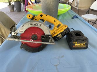 skilsaw , used and good to use. Comes with Charger