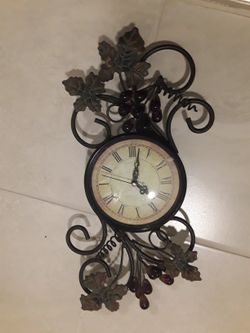 Vintage Wall Clock Like New In Spring Hill