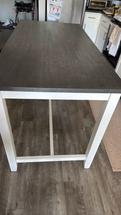 Dining table. Measurements in description.