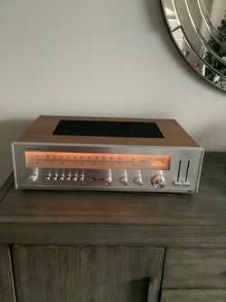 * REALISTIC * VINTAGE STEREO RECEIVER IN EXCELLENT CONDITION . NEAR MINT . MUST SEE TO FULLY APPRECIATE . WOOD CASE CABINET . 