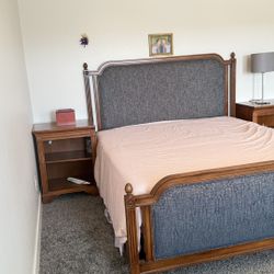 Cama Con Su Mesita De Noche 