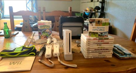 Nintendo Wii Console Bundle. Wii Sports, 2 Controllers, 11 Games, Fishing Rod, Carry Bag. Extras