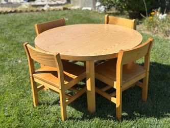 Round kids dinner table