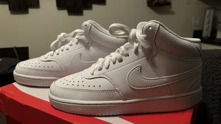 woman Nike Tennis Shoes