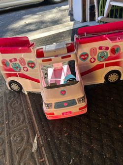 Barbie ambulance veterinarian