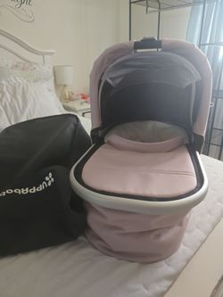 Uppa baby bassinet v2 light pink