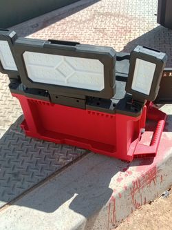 Charger Milwaukee Packout LED Work Light Tower