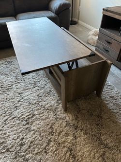 Lift-Top Coffee Table with Storage – Excellent Condition