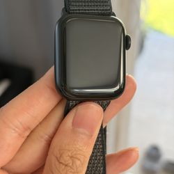 Apple Watch SE 3 40mm With Sport Loop