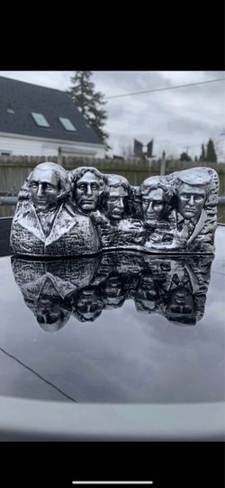 Mount Rushmore featuring 47 statue