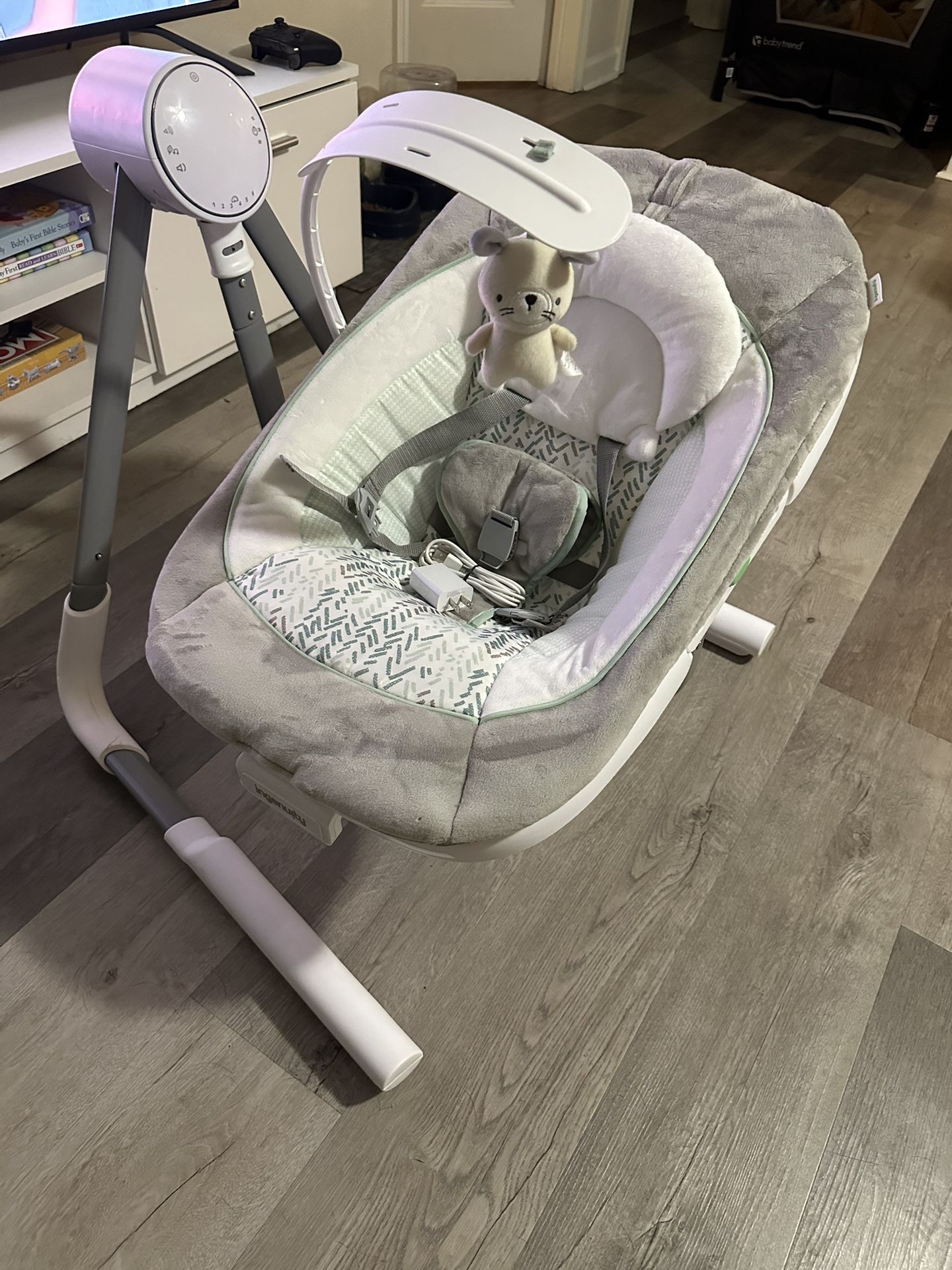 **PICK UP TODAY FOR DISCOUNTED PRICE** Anyway Sway Vibrating Portable Baby Swing (Great Condition)