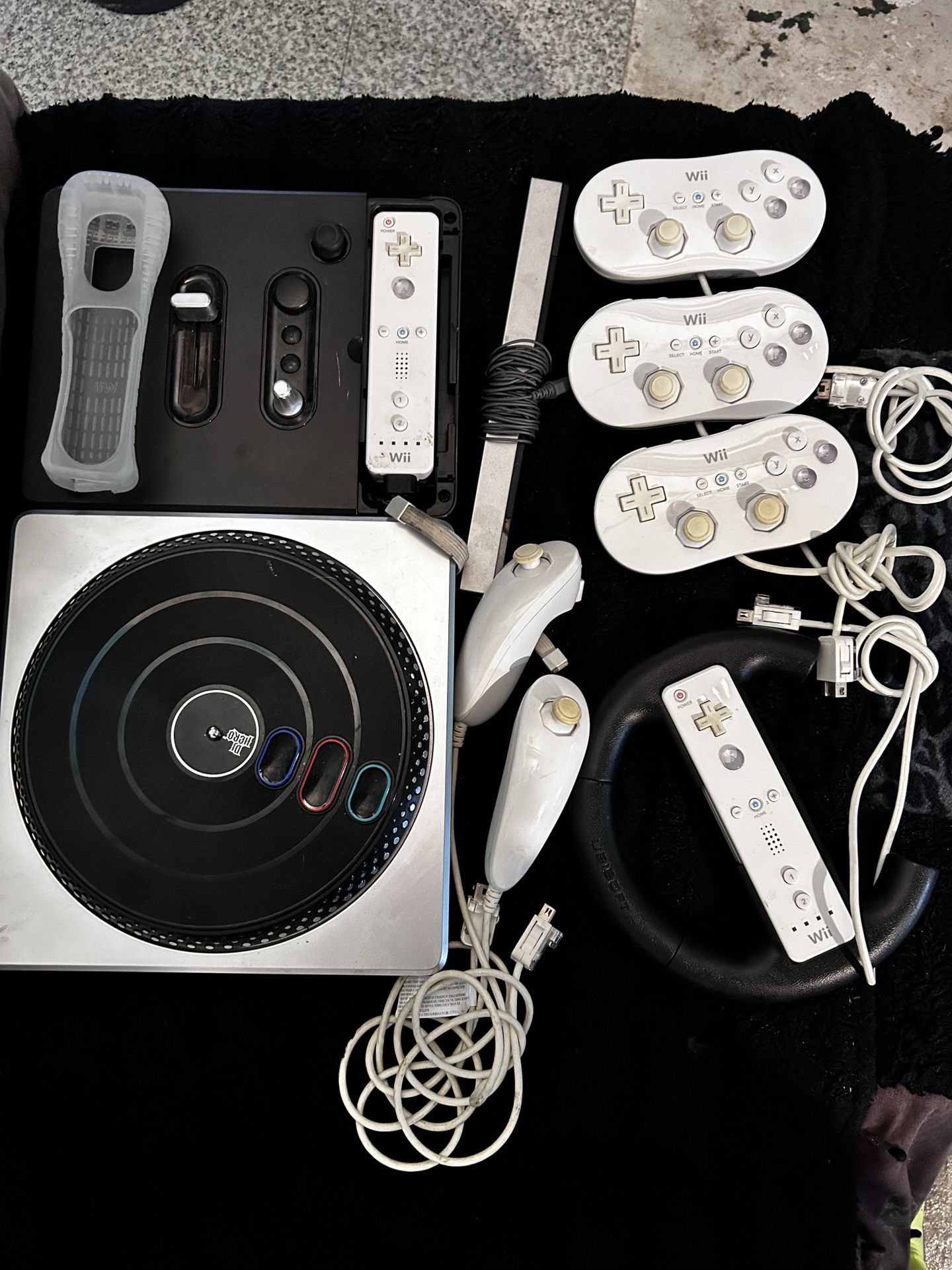 3 Wii Classic Controllers, 2 Wii Controllers With 2 Nunchucks And Wheel, Dj Hero Wireless Controller Accessory