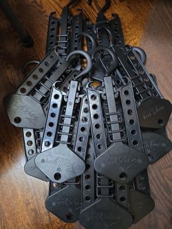 Hook N Hang Black Plastic Hangers – Lot