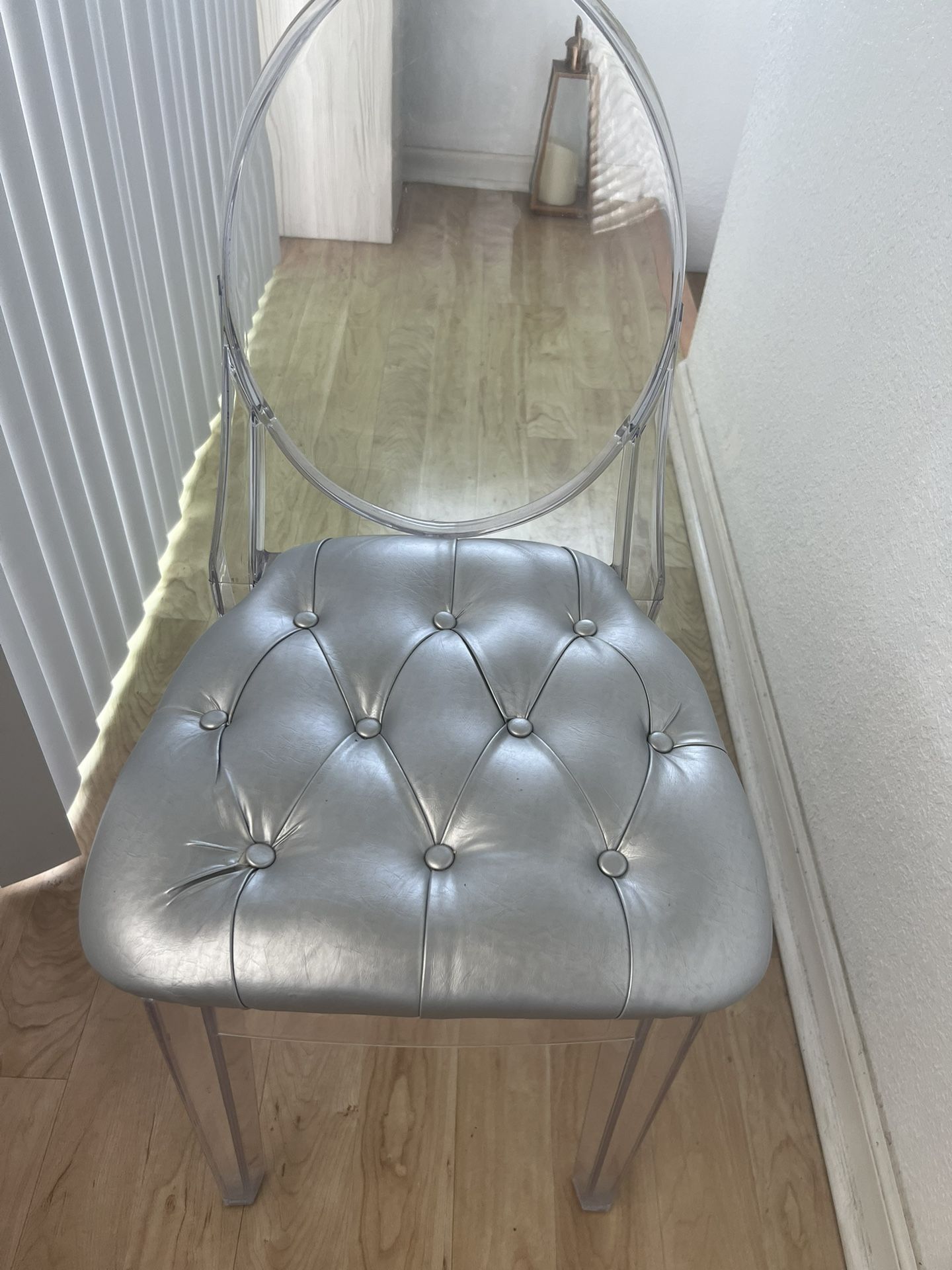 Vanity chair