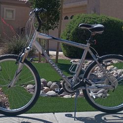Giant Sedona Hybrid Mountain Cruiser  bike 24 Speeds 26" bicycle tires