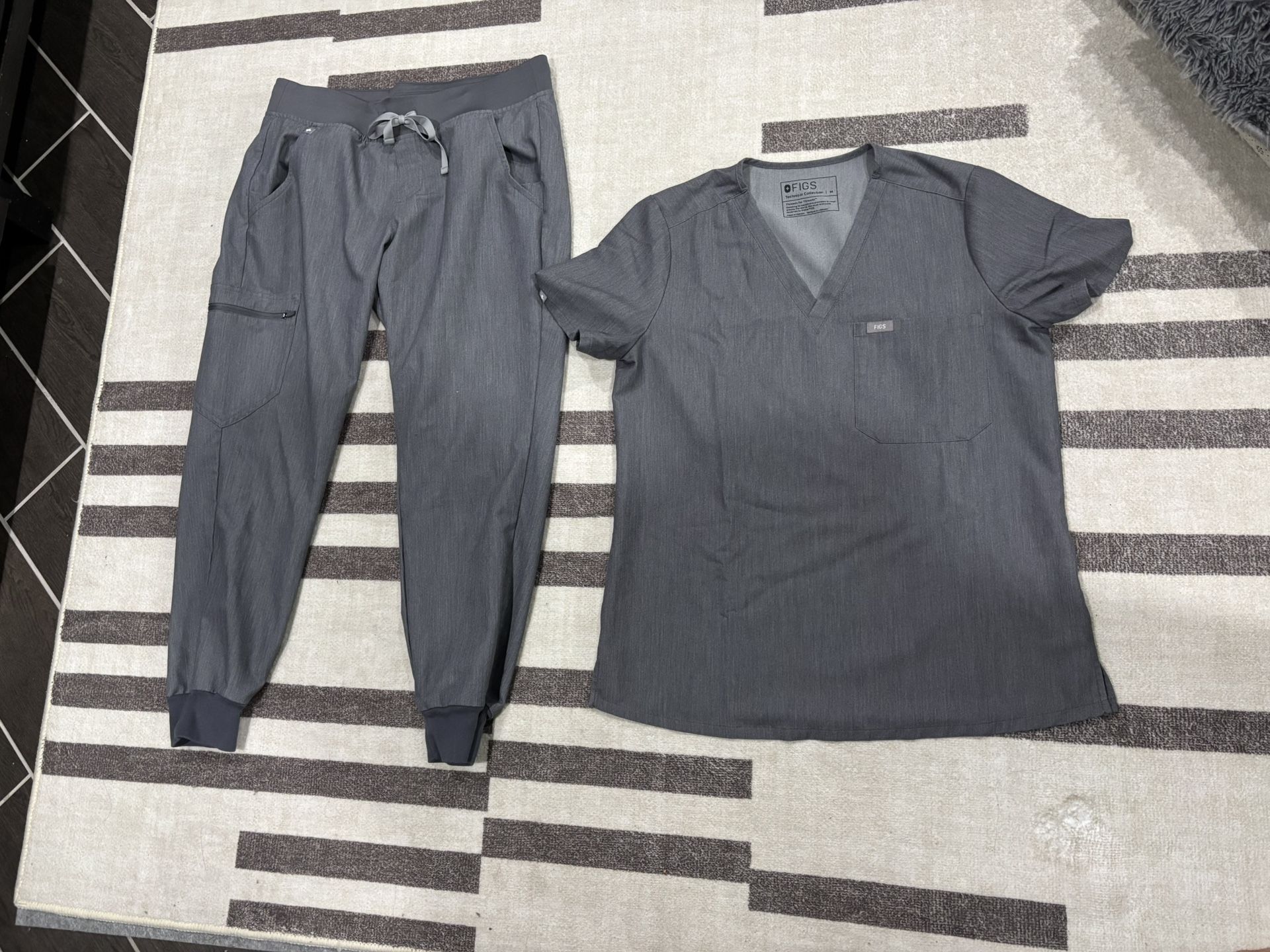 FIGS medium Graphite scrub Set