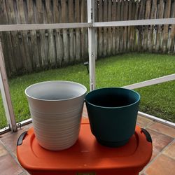 2 Plastic plant pots ( Med - Large size ) 