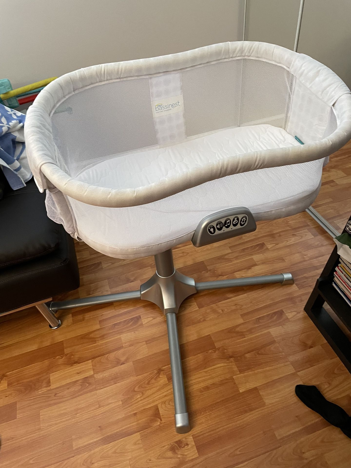 Halo Bassinet with Soothing Center