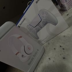 PS5 CONTROLLER AND SOLO 4 BEATS