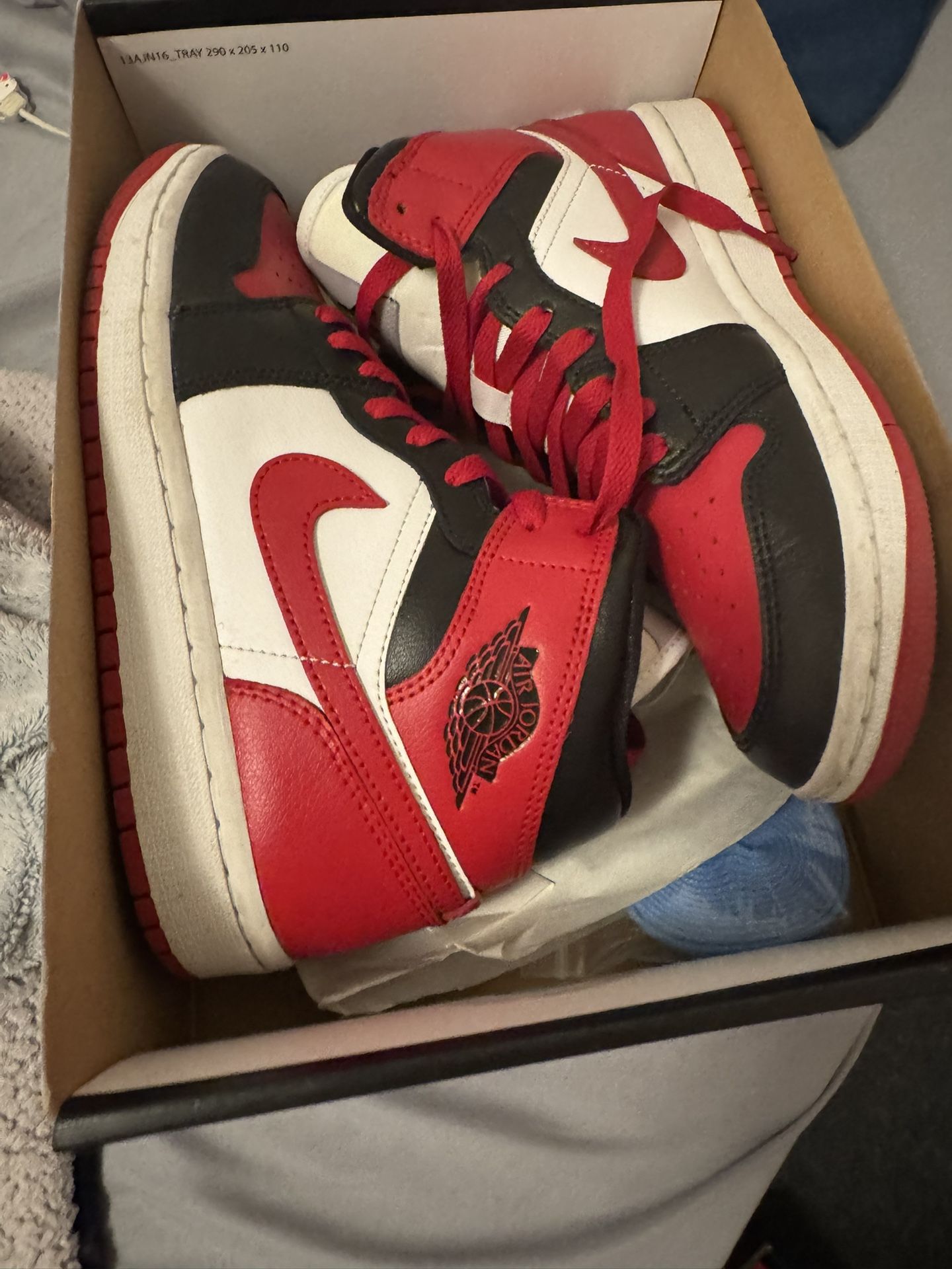 Red air jordan 1 retro high og SIZE 6.5Y Pick Up Only