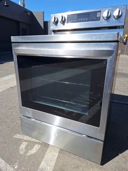 ELECTRIC STOVE/RANGE.   G E .BRAND..