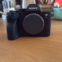 Sony α7R IV + G Lens + Extras – $2200 (Pro Creator Bundle, $3300+ Value OBO