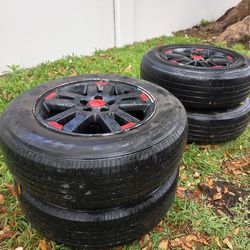 4 Rines  17 con llantas 215/70/17.     5 Huecos