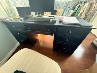 Black Desk