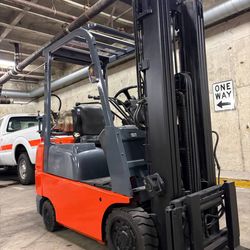TOYOTA M7 forklift for sale EXCELLENT condition  4500 lb lifting capacity, 3 stage, side shift 