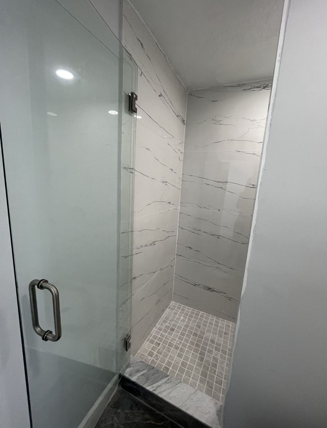 Modern 1 Bedroom / 1 Bath – Big Walk-In Shower – All Utilities Included