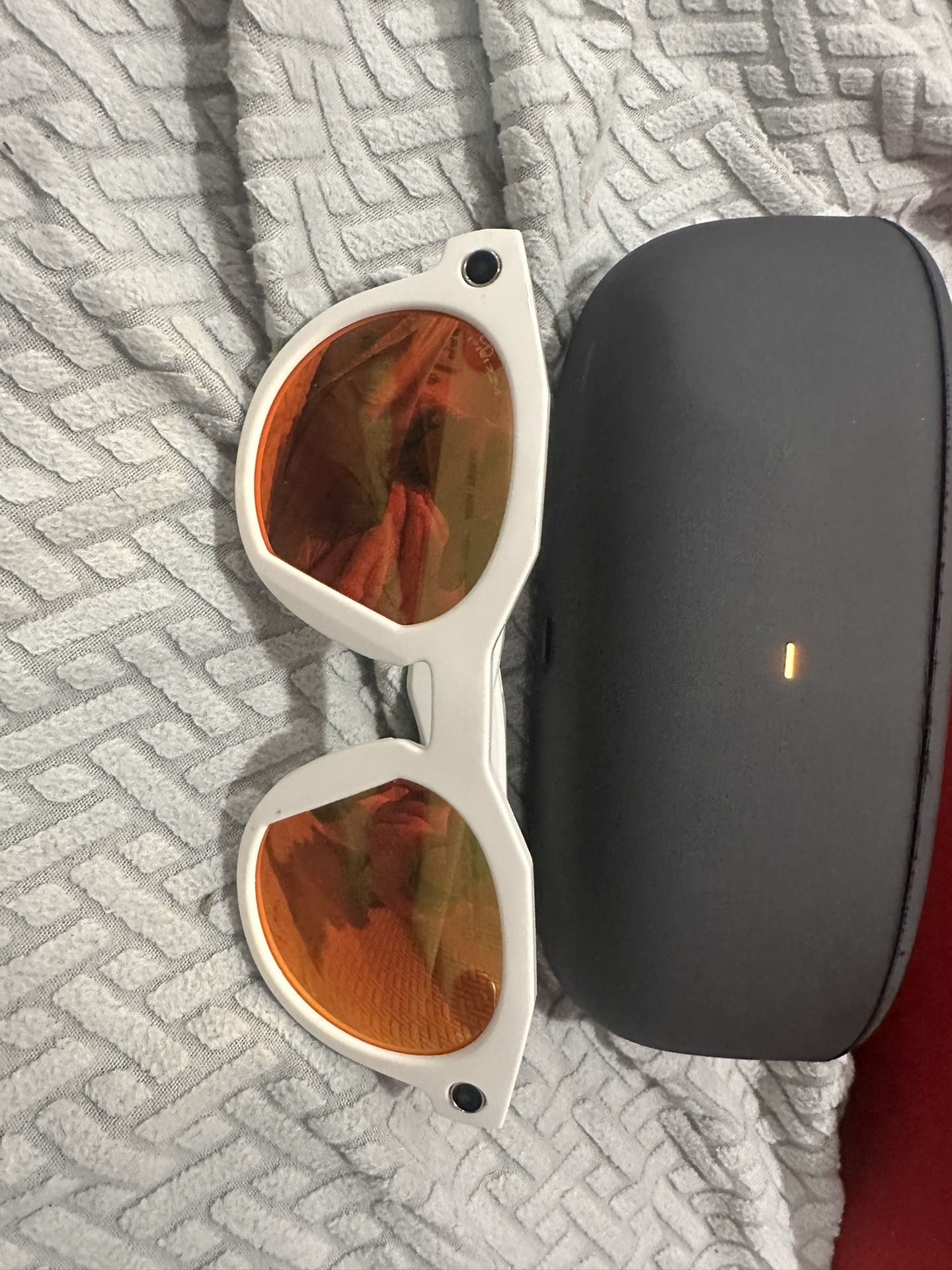 Lo estoy vendiendo cuentan 400 y lo estoy dando en 300 los lente tienen cámara y tiene bosina para escuchar musica y puedes grabar y tirar foto